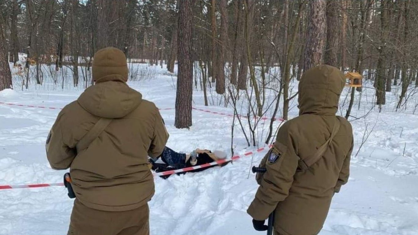 В Дарницком районе нашли тело девушки посреди парка - Фото