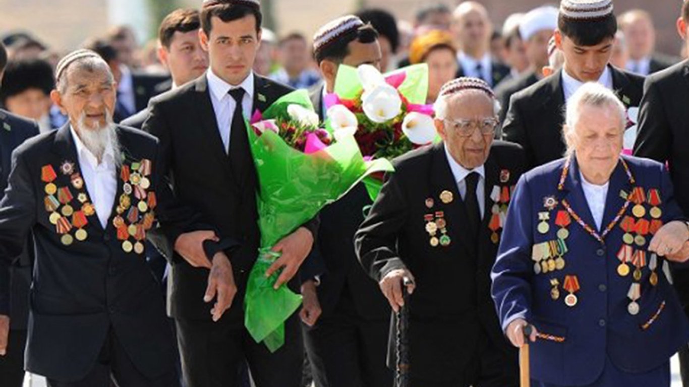 Туркменських ветеранів зобов'язали оплатити собі державні подарунки до 9 травня — подробиці
