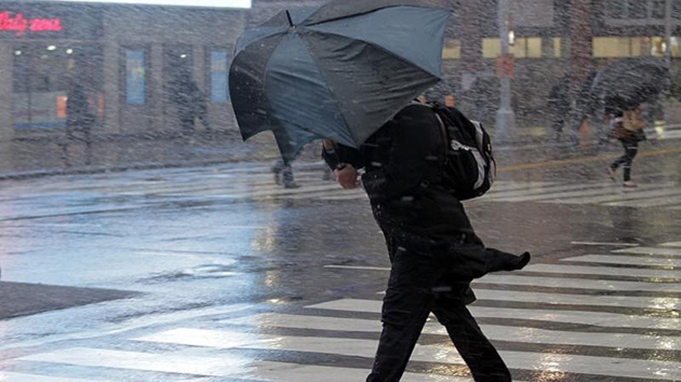 Погода в Україні на вихідні: синоптики попереджають про заморозки та штормовий вітер