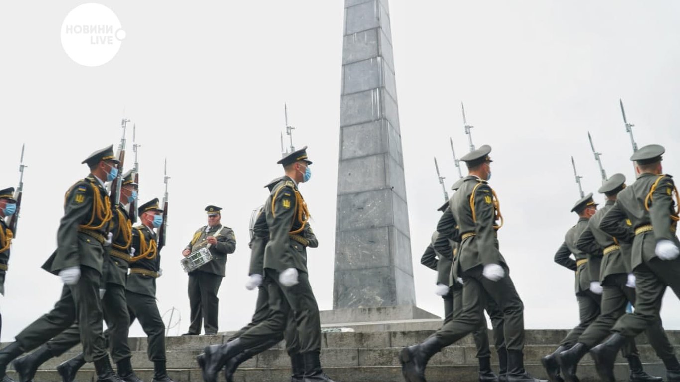 Почтение памяти жертв Второй мировой в Киеве - на Монументе славы во время церемонии латали плитку