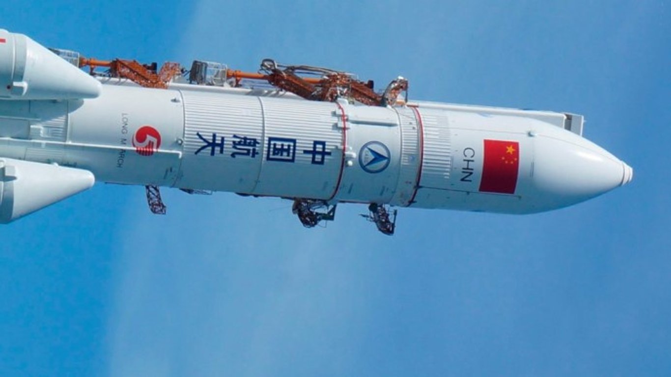 Неконтролируемая китайская ракета упала на Землю. Видео