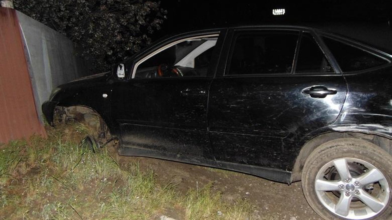 П'яний працівник СТО вкрав Lexus і розбив