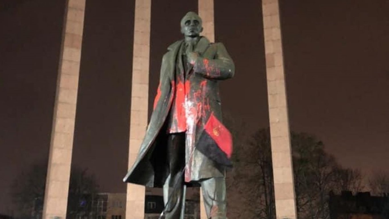 Вандализм во Львове - студента, облившего краской памятник Бандере, осудили