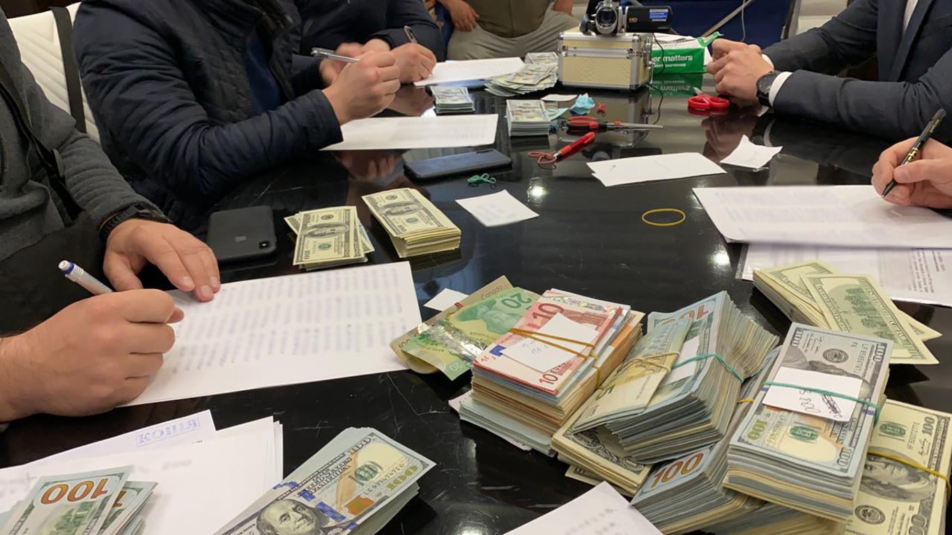 До 7 млн грн за кришування - у Києві викрили банду, яка вимагала кошти за нелегальну торгівлю у підземках
