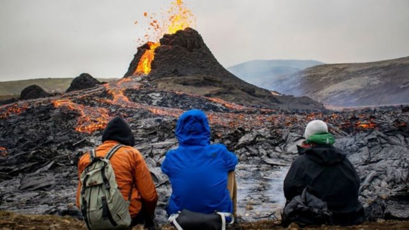 Извергающийся вулкан в Исландии