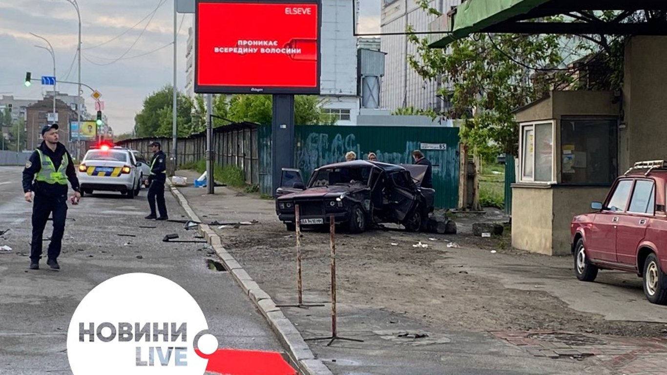 ДТП в Киеве на Межигорской 14 мая - водитель Renault протаранил ВАЗ