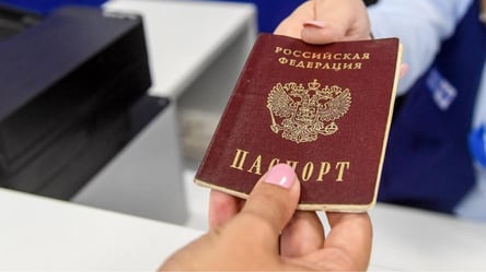 Мешканці ТОТ, які погодились на паспорт рф, отримують спеціальну позначку в документі від окупантів - 285x160