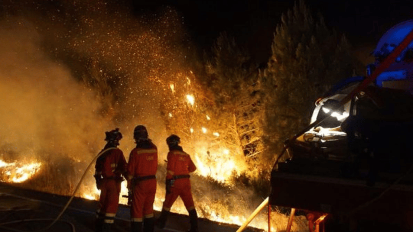Население Ла-Пальмы вынуждено эвакуироваться из-за лесных пожаров