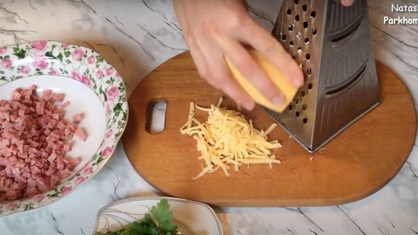 приготовление завтрака из яиц и ветчины