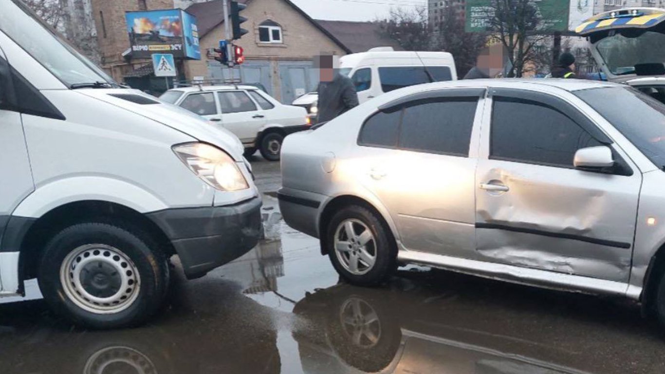 На Киевщине произошло два ДТП: столкнулись два грузовика и легковушки