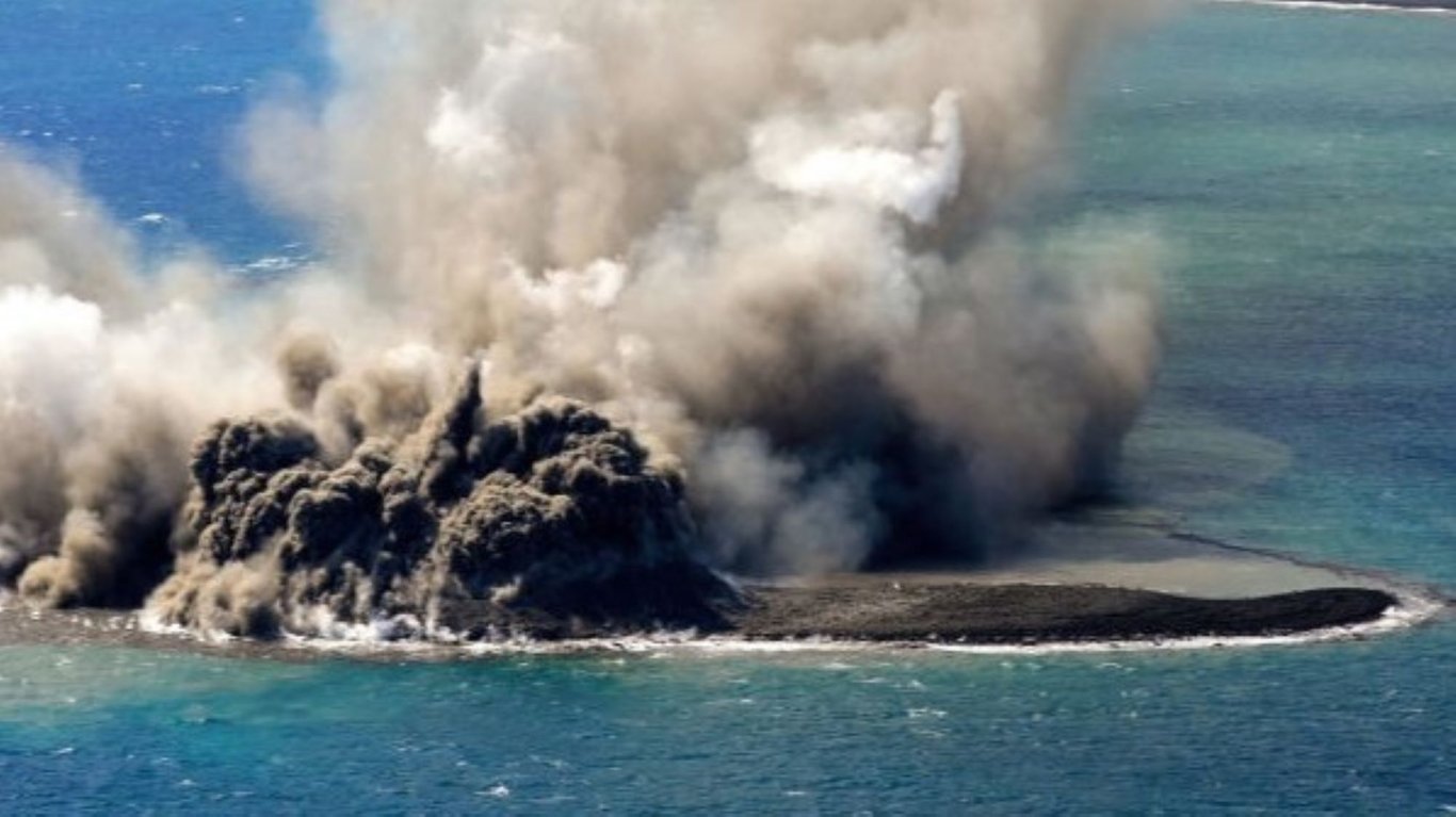 Извергшийся в Тихом океане Вулкан "родил" новый остров - фото и видео