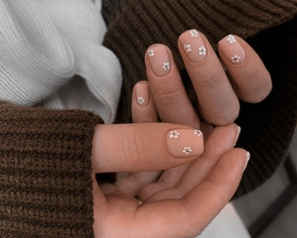 Wildflowers are in trend on nails