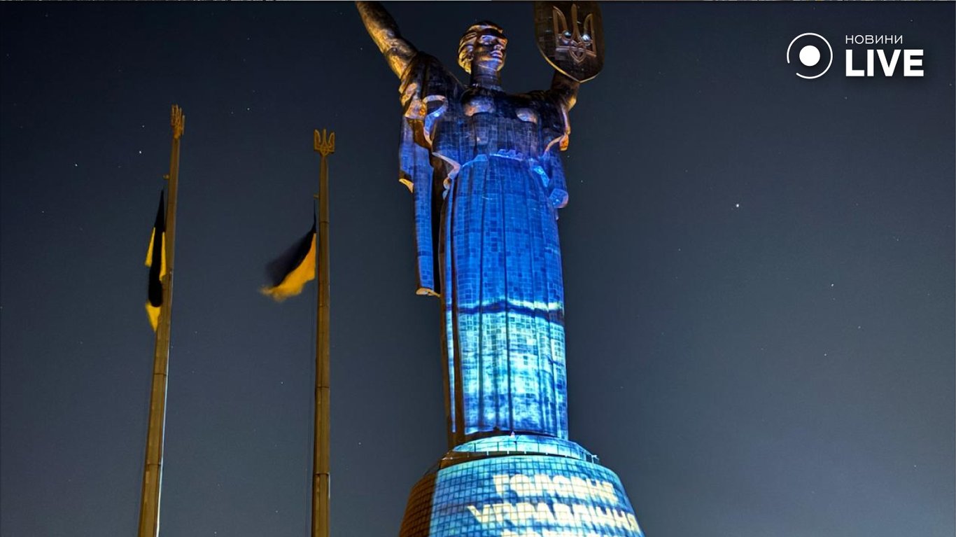 "Батьківщину-мати" підсвітили до дня розвідки: фоторепортаж - фото 1