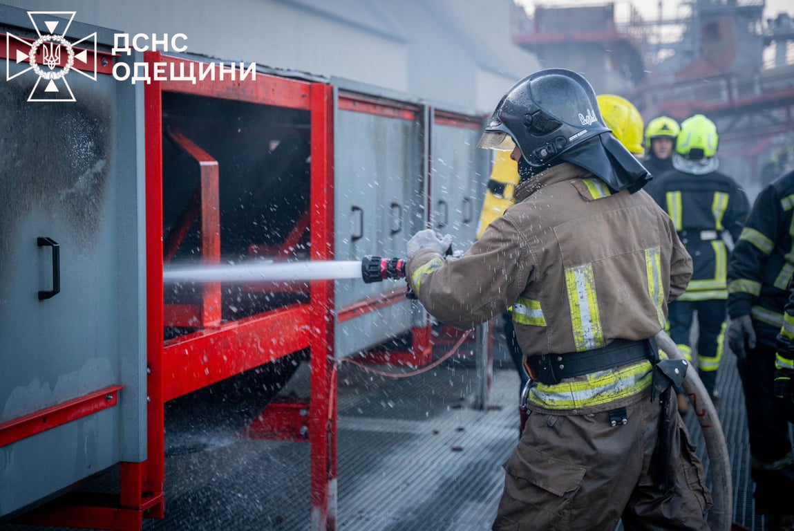 Пожежа у порту на Одещині — ДСНС показали масштаби - фото 5