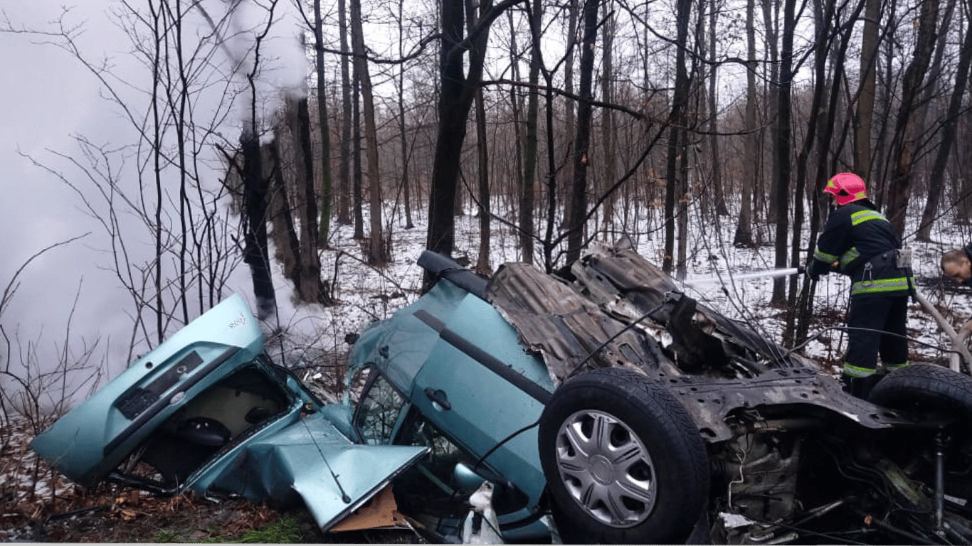 ДТП у Вінницькій області — автівку розірвало на дві частини, водій загинув