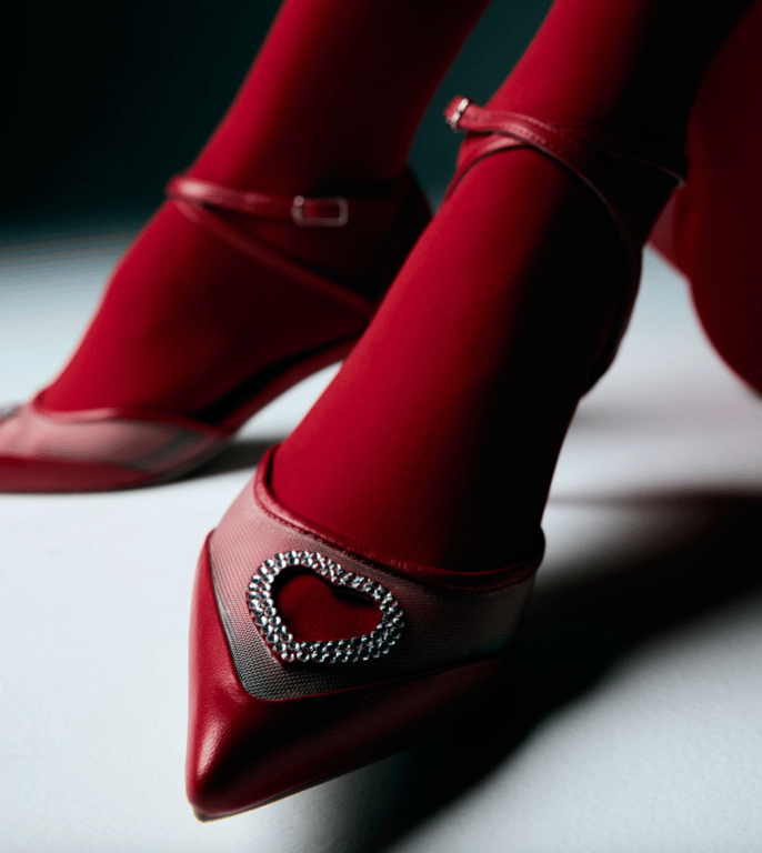 Туфлі червоного кольору мають оригінальний вигляд