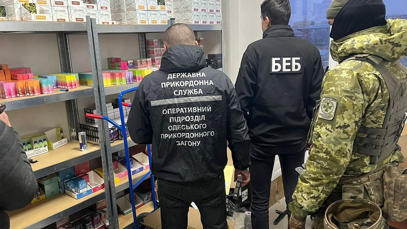 На Одещині викрили партію контрабандних електронних сигарет