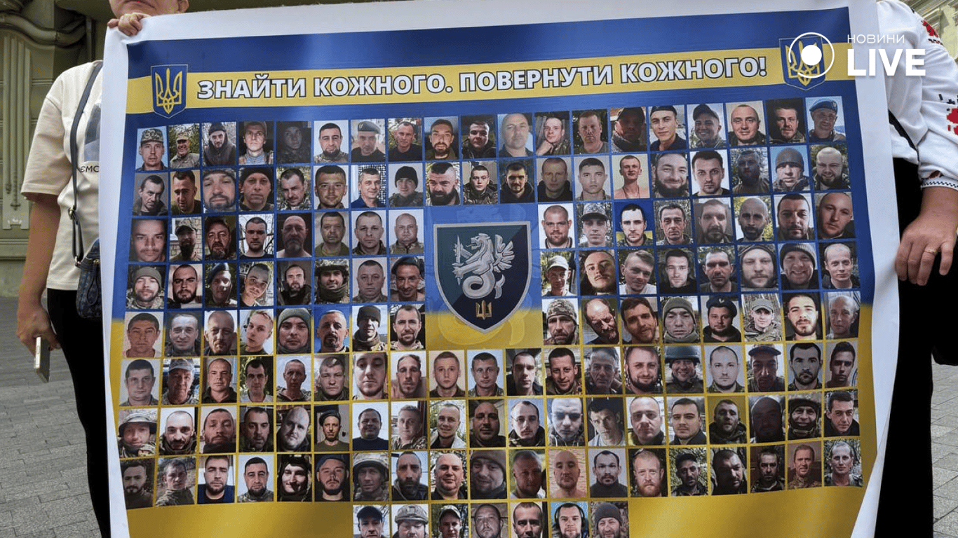 В Одесі на Дерибасівській пройшла акція Free Azov — фоторепортаж - фото 1