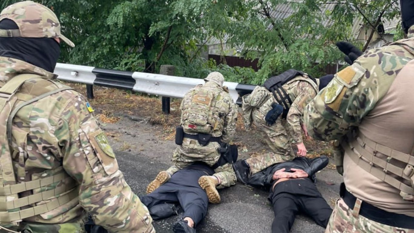 Вимагали гроші у батька загиблого воїна ЗСУ: на Дніпропетровщині затримали рекетирів