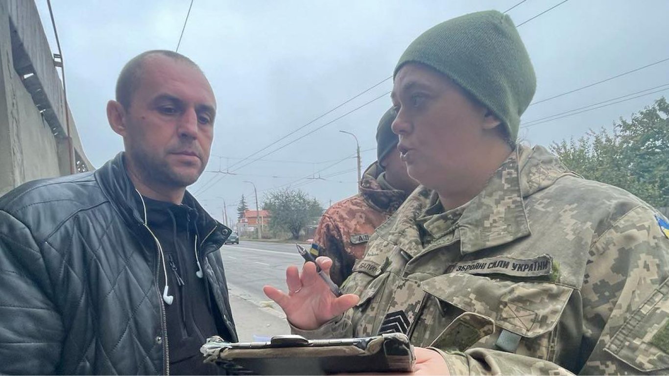 Українці мають носити військовий квиток — що відомо про норму і хто перевірятиме