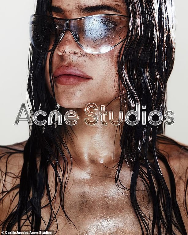 Мільярдерка Кайлі Дженнер знялась у провокаційній рекламі модного бренду - фото 5