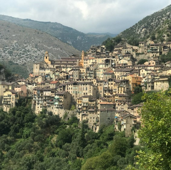 Французский "Тибет" — город-жемчужина среди живописных гор - фото 1