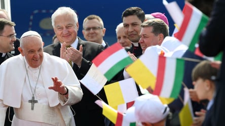 Папа Римський прибув до Угорщини, аби поговорити з Орбаном про Україну - 285x160