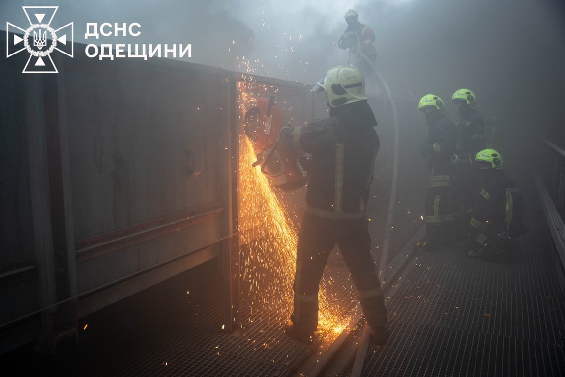 Пожежа у порту на Одещині — ДСНС показали масштаби - фото 4