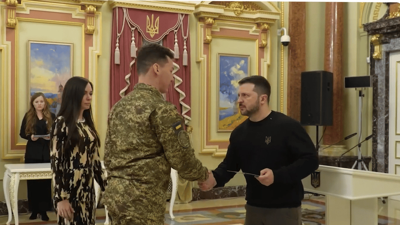 Зеленский вручил Героям Украины сертификаты на квартиры