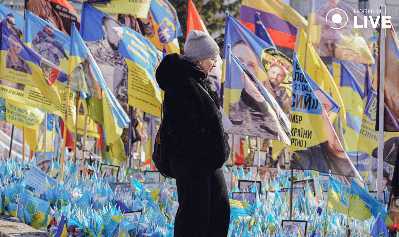 На Майдані Незалежності в Києві вшановують героїв війни в третю річницю повномасштабного вторгнення
