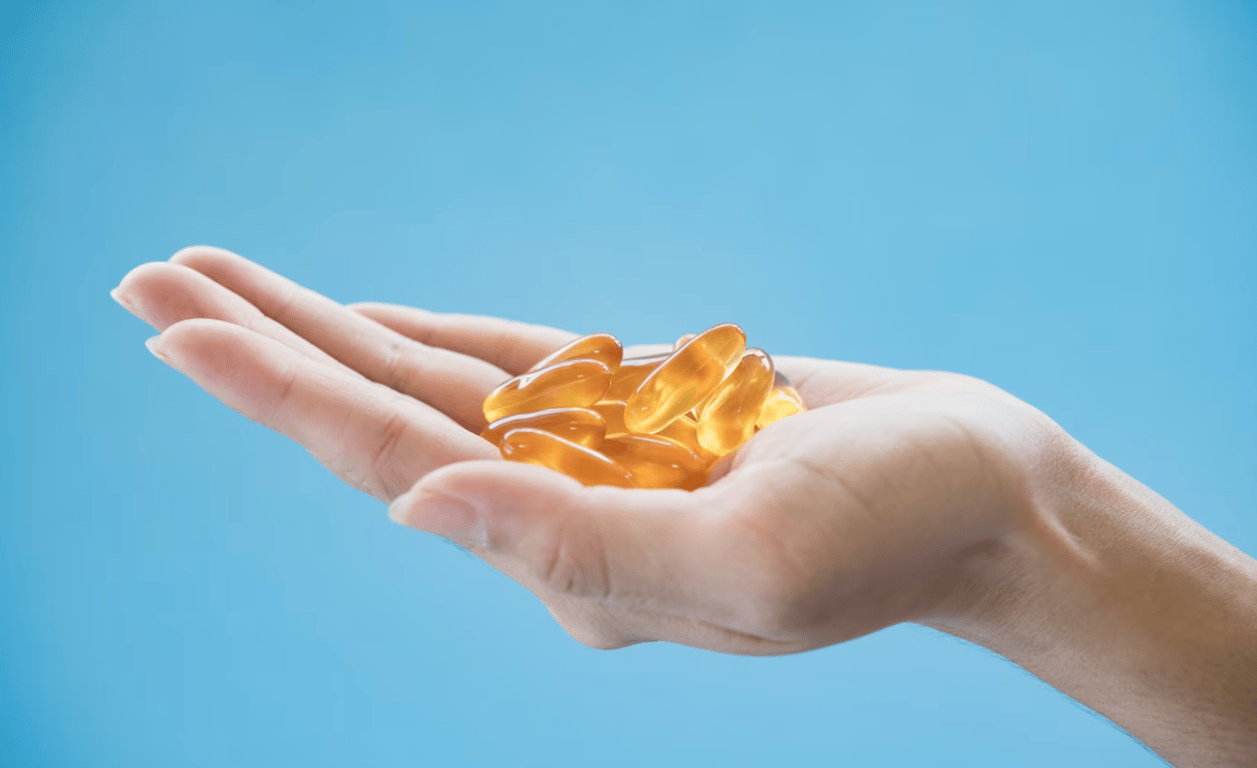 Женщина, которая держит витамины в руке.