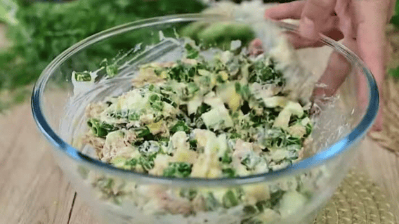 смачний салат з тунцем та яйцями