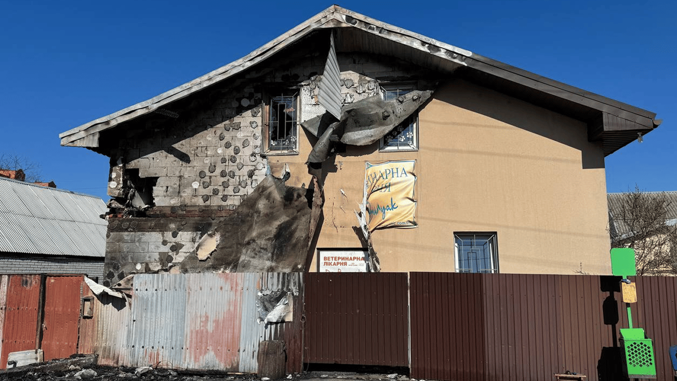 РФ вдарила по ветклініці на Київщині: що зараз на місці атаки