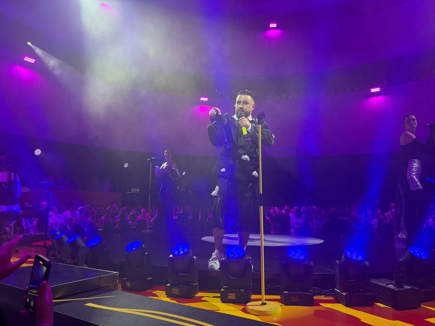 Яскраве шоу та заручини — MONATIK "розірвав" сольним концертом - фото 5