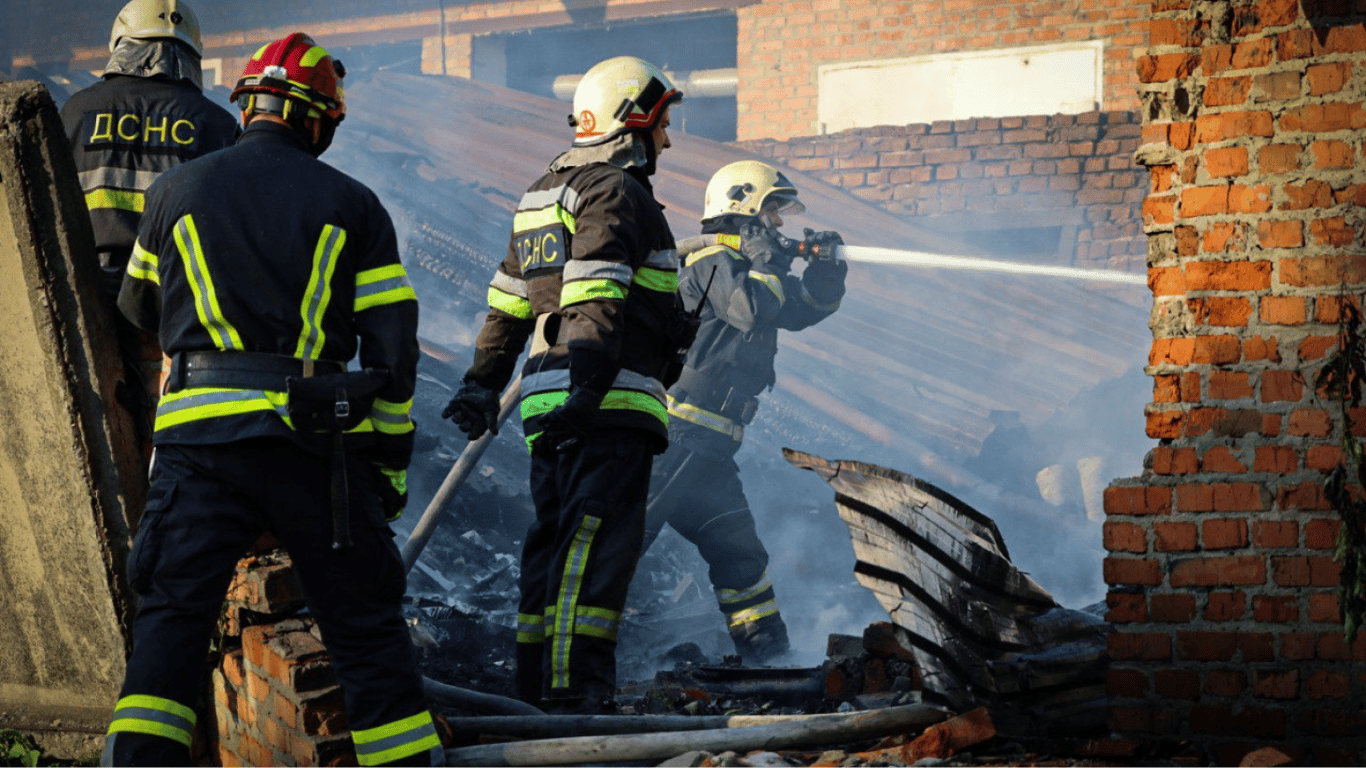 Пожарные ликвидировали пожар в Белой Церкви на складе с фейерверками