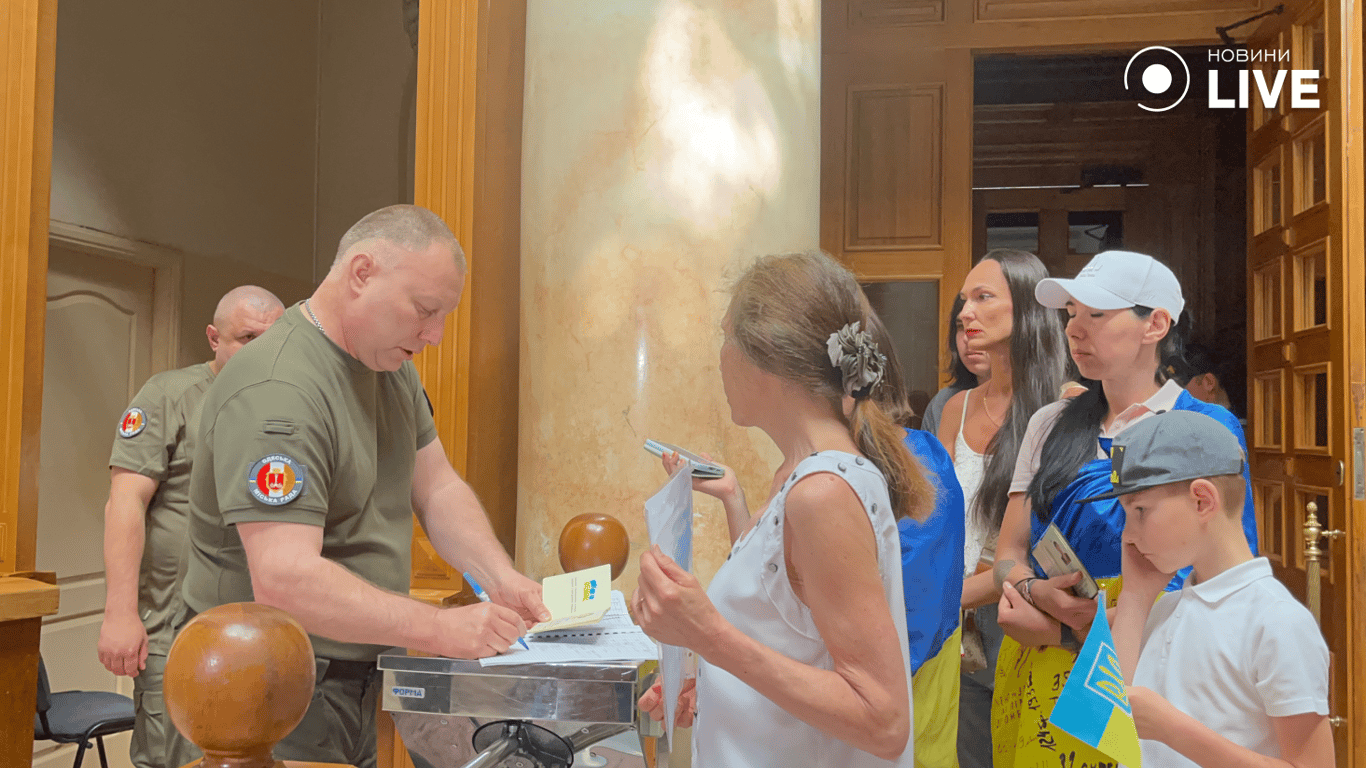 Мітингувальники проходять контроль у мерії. Фото: Новини.LIVE