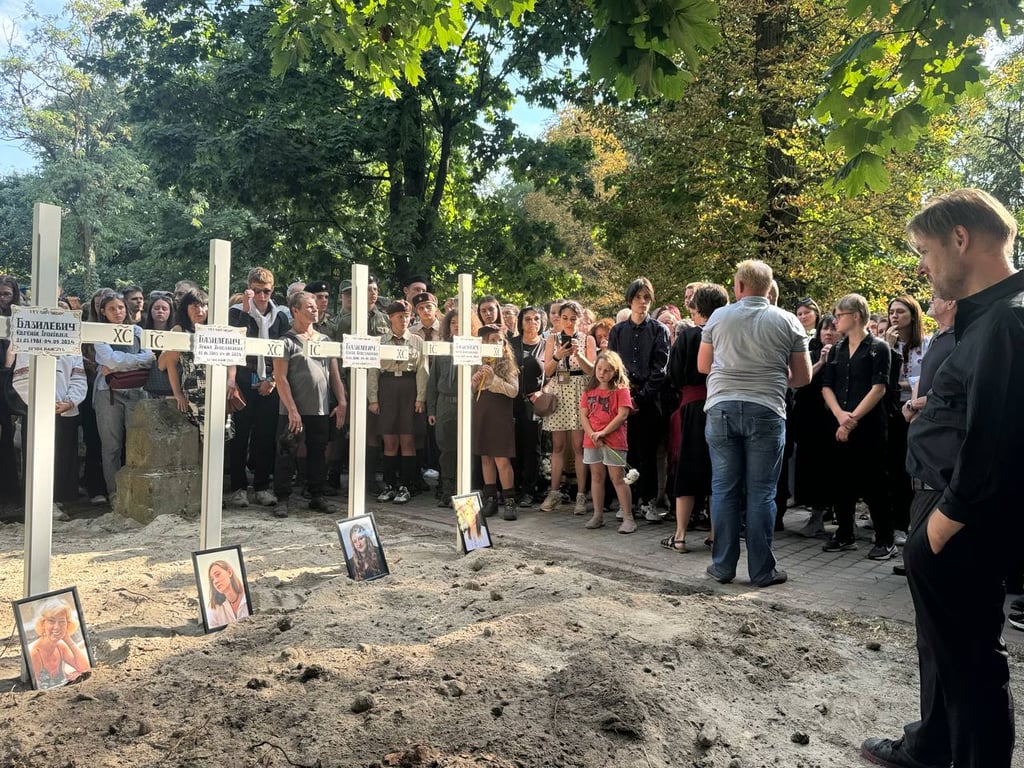 Батько родини на похованні. Фото: Новини.LIVE