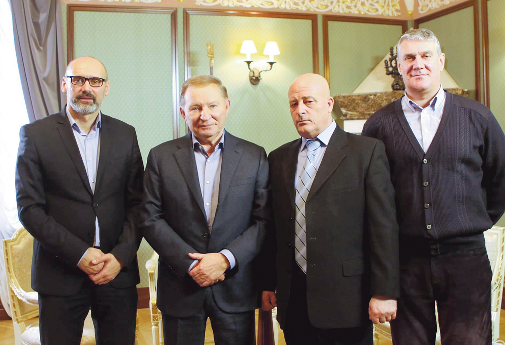 Полковник Верхогляд (другий праворуч) із другим президентом України Леонідом Кучмою