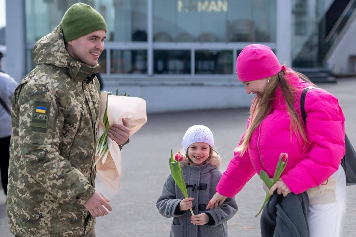 Жінки дякують військовим за увагу та щирі слова