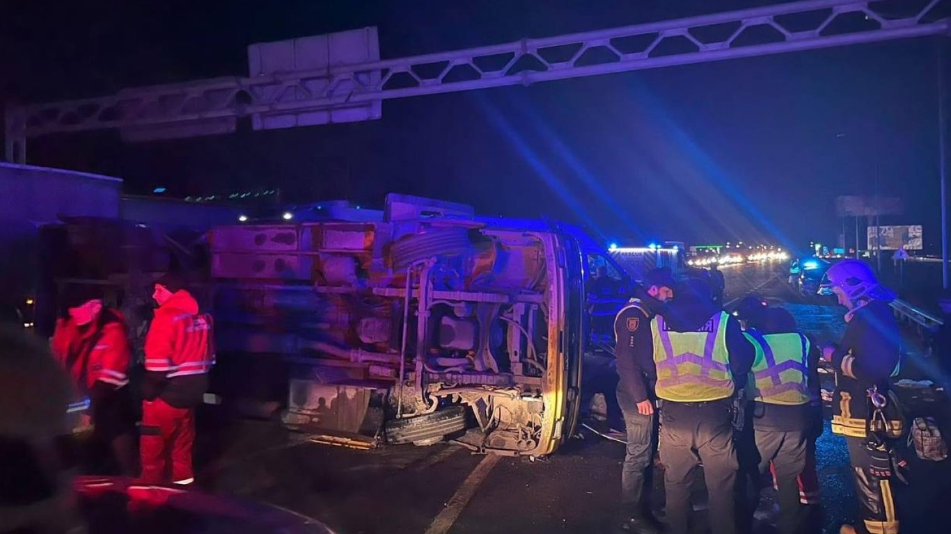 Возле Львова столкнулся грузовик с автобусом — пострадали более 20 человек