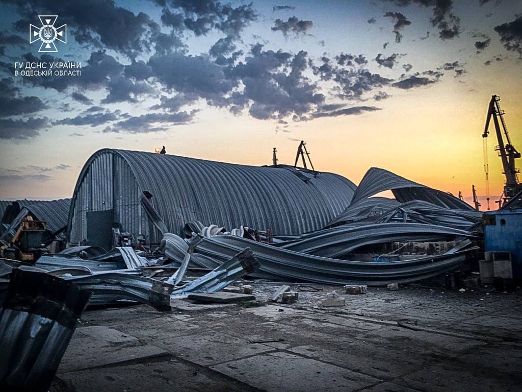 Пошкоджений ангар із зерном. Фото: ДСНС
