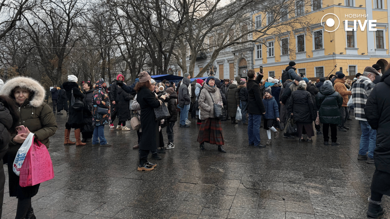 Люди зібралися на  запалення ханукії
