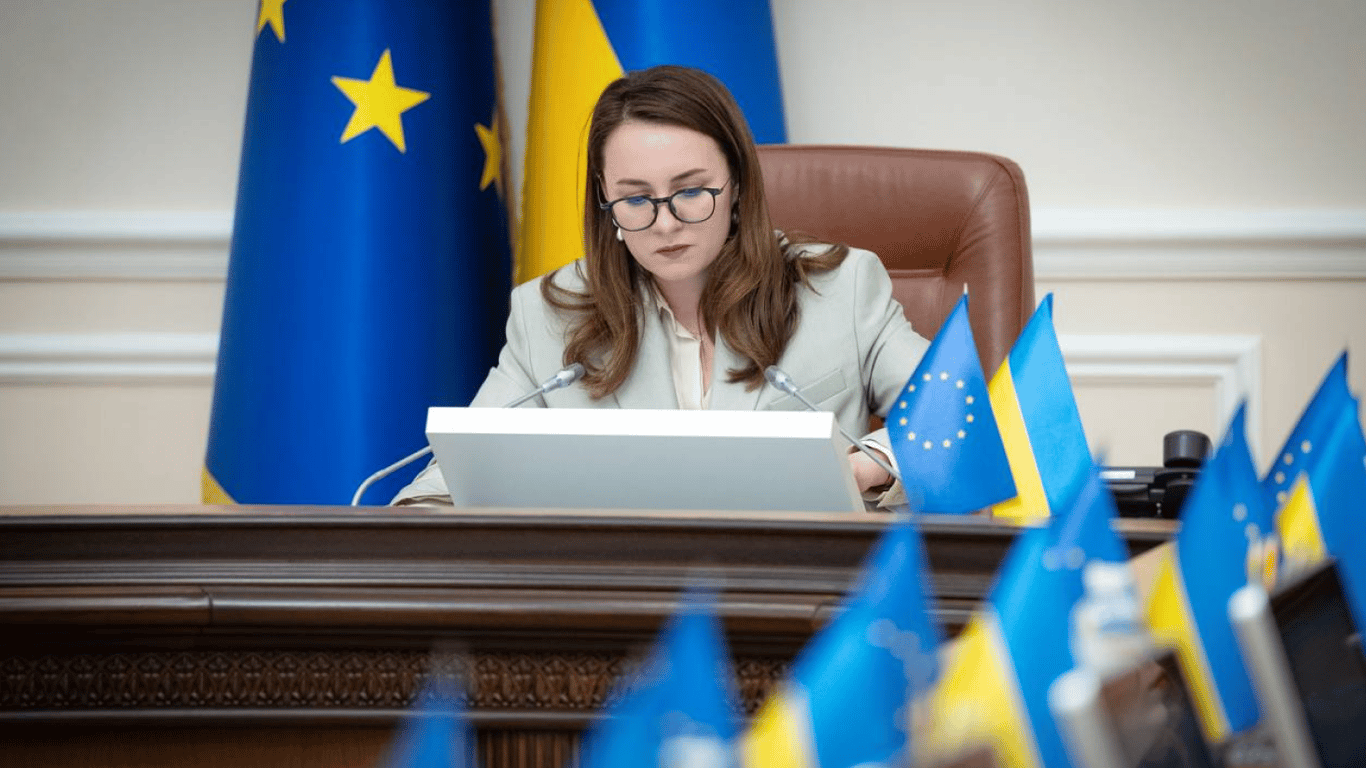Кабмин разрешил выезд за границу отдельным женщинам-чиновницам