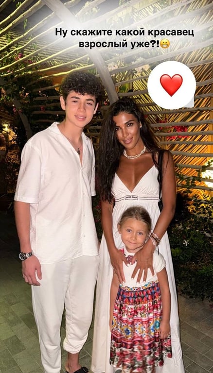 Санта Дімопулос з дітьми