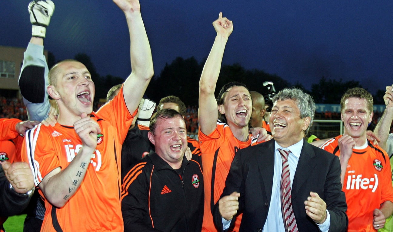 Мирча Луческу празднует победу Шахтера над Динамо в Кривом Роге в 2006 году