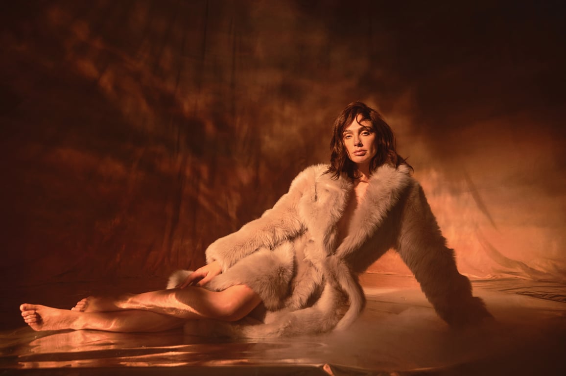 "Диво-жінка" Галь Гадот прикрасила обкладинку модного глянцю - фото 2