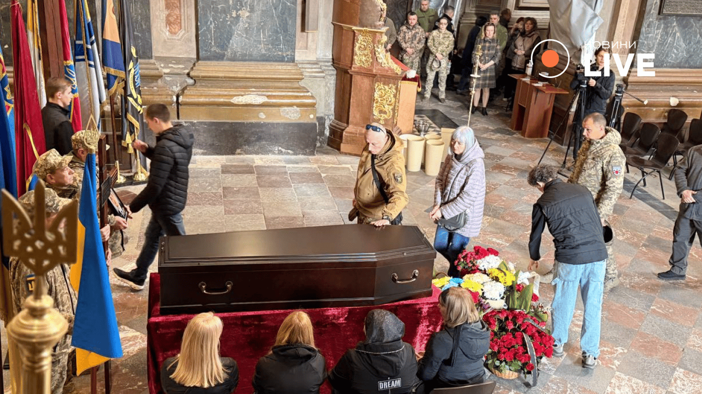 Пpoщaння з вiйcькoвим TЦK у Львoвi