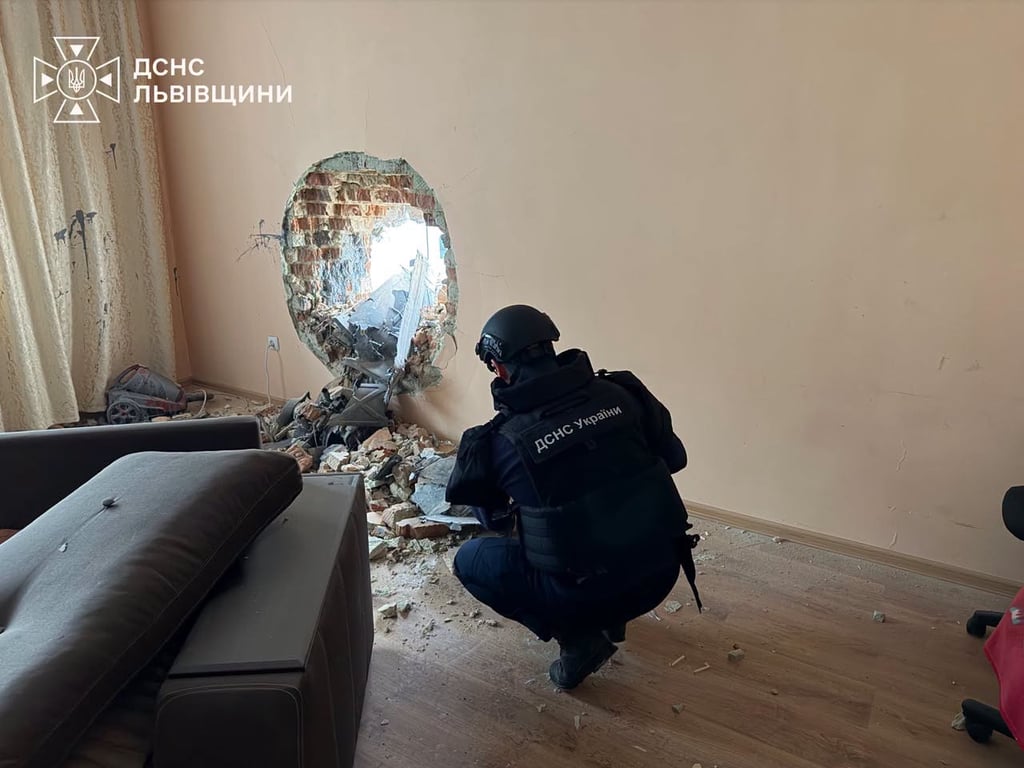 Атака РФ на Львівщину: ДСНС обстежила місця влучань - фото 1