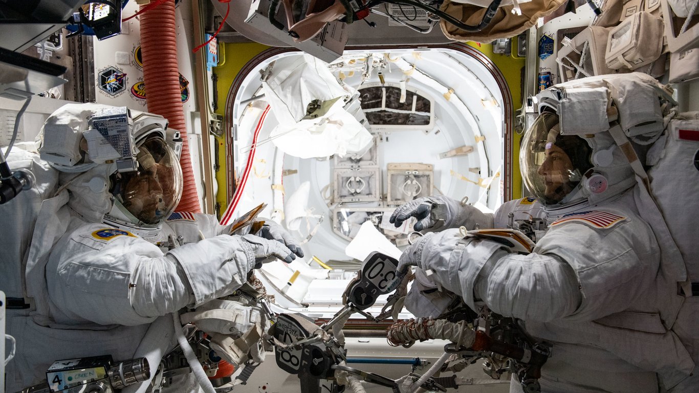 NASA переробляє 98% сечі та поту астронавтів у питну воду