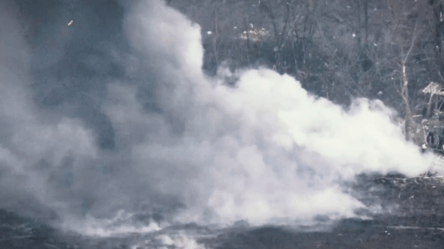Українські військові показали, як вдарили по складу вибухівки окупантів - 285x160